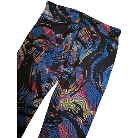 NWT Nike beautiful abstract colorful design capris sz M yoga activewear - Picture 4 of 8